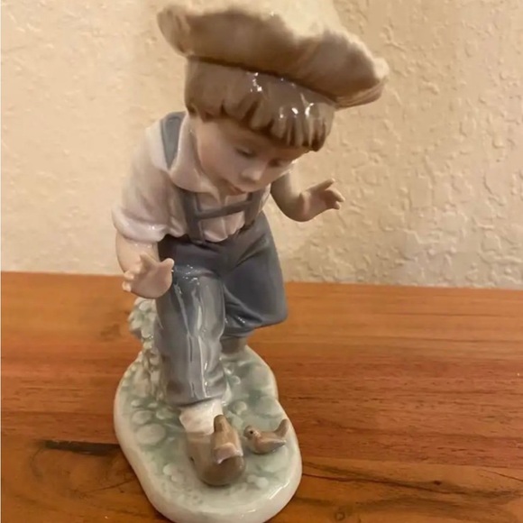 lladro-Vintage 1988-Boy playing with Birds-Figurine Daisa. One owner - Picture 1 of 10